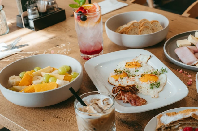 Coffee breaky, obědové menu, rautové menu, degustace, tématické večírky - to vše a mnohé další můžeme připravit pro vaši firmu.