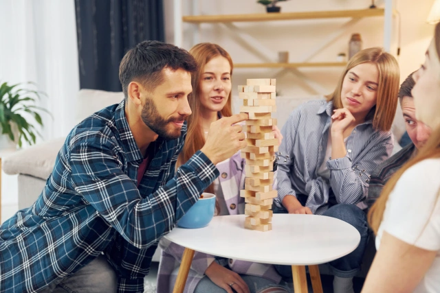 Teambuilding ve Vtelence, skupina kolegů hrají hru