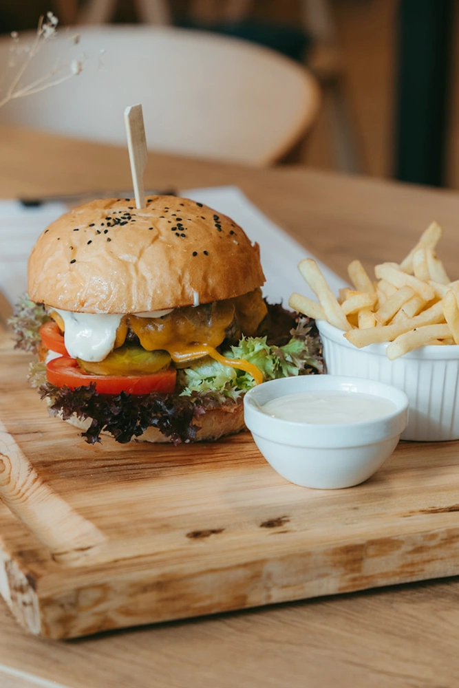 Stálý jídelní lístek restaurace Vtelenka - domácí hamburger s hranolkami a dipem